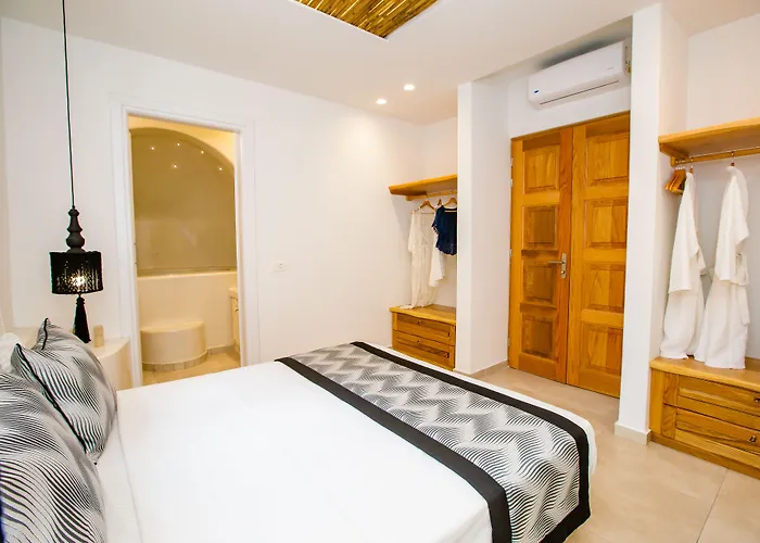 Perla Nera Fira (Santorini)