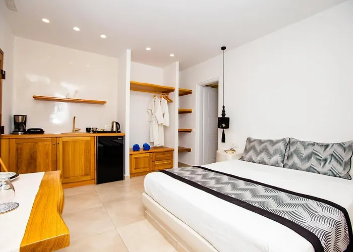 Perla Nera Fira (Santorini)